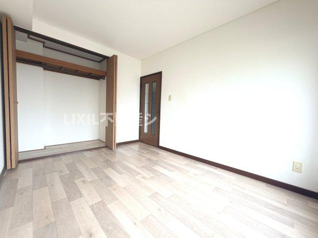 床材や建具は家具にも合わせやすい落ち着いた色合いになっております。