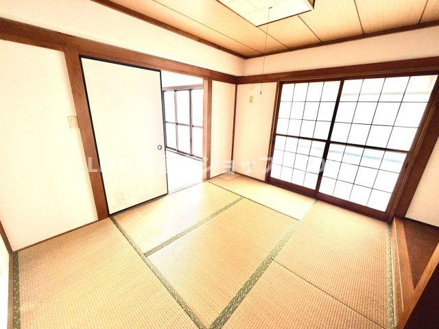 リビングの隣には和室を完備、客間や奥様の休憩場所としても活躍すること間違いなしですね。