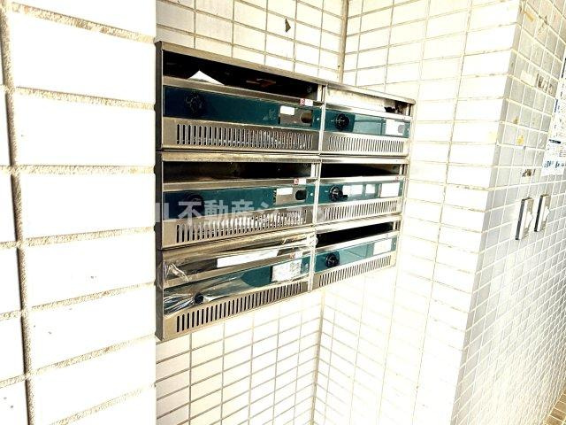 エントランス付近に設置されている郵便受けになります。