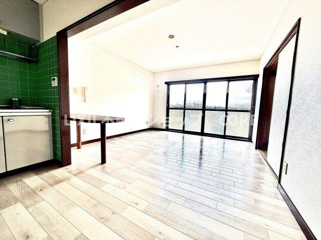 ＬＤＫのメインとなる大きな窓。大きめの開口部から暖かい日差しが長い時間射し込みます。
