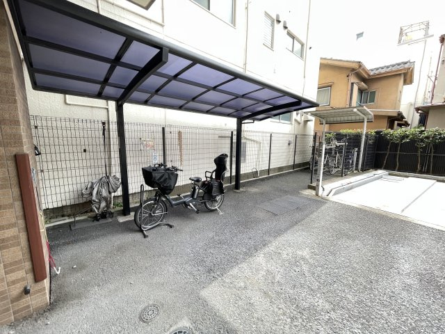 屋根付きの駐輪場で、サビや汚れの心配も不要。　