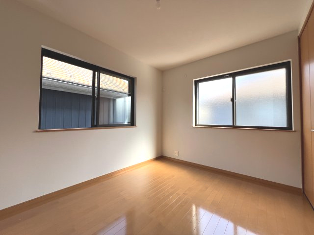【洋室3】二面採光の明るい室内♪