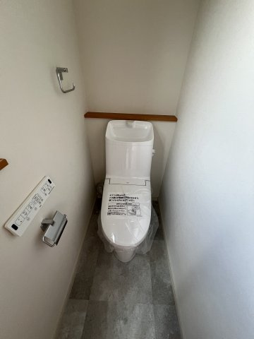 トイレ設備新規交換済み(2階)☆快適性と清潔性に配慮した温水シャワートイレを設置。毎日の暮らしをより快適にする設備です。