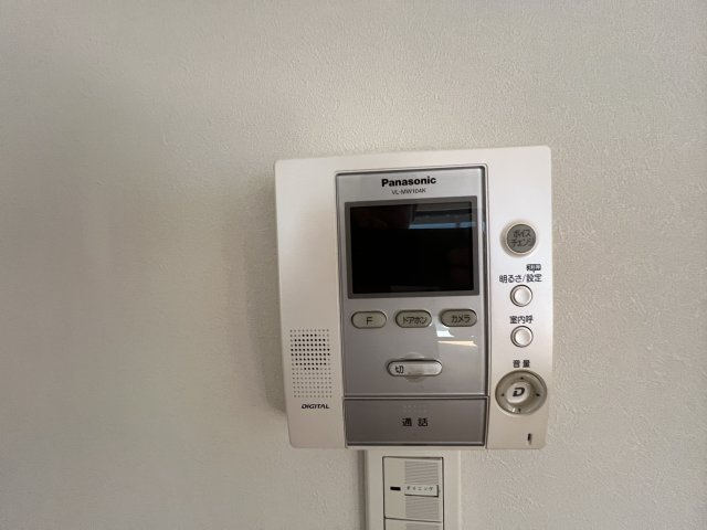 来訪者の顔を映像で確認できるTVモニター付きインターホン。安心・安全な暮らしをサポートします。