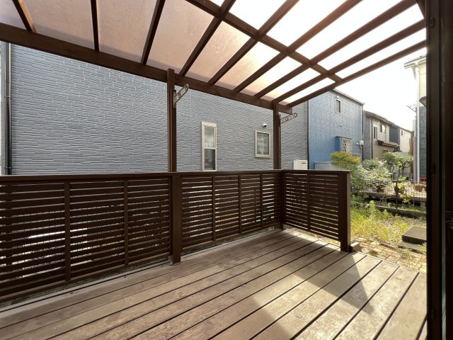 ウッドデッキを設けた開放的な住まい。ご家族のくつろぎの場として、多彩な用途でお使いいただけます。