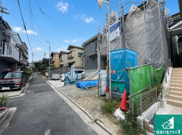 周辺は落ち着いた街並みの住宅地！子育てがしやすい住環境です！まだ未完成ですが、現地でしかわからない事もございます。是非一度ご覧ください。