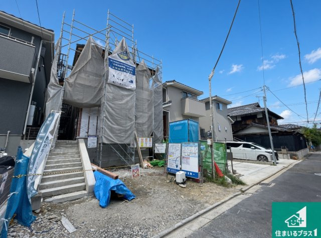 周辺は落ち着いた街並みの住宅地！子育てがしやすい住環境です！まだ未完成ですが、現地でしかわからない事もございます。是非一度ご覧ください。