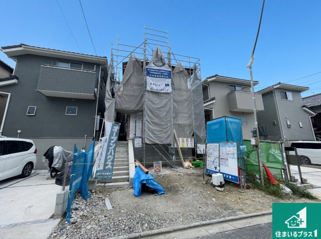 周辺は落ち着いた街並みの住宅地！子育てがしやすい住環境です！まだ未完成ですが、現地でしかわからない事もございます。是非一度ご覧ください。