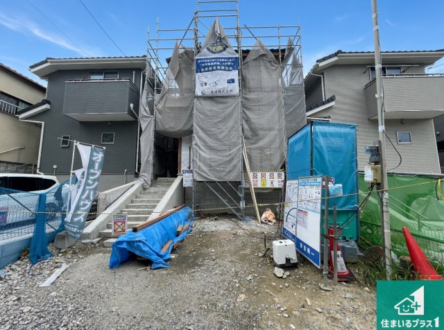 周辺は落ち着いた街並みの住宅地！子育てがしやすい住環境です！まだ未完成ですが、現地でしかわからない事もございます。是非一度ご覧ください。