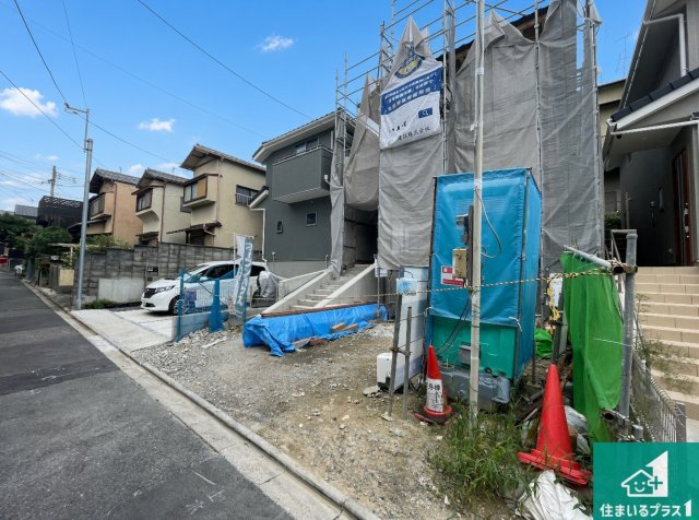 周辺は落ち着いた街並みの住宅地！子育てがしやすい住環境です！まだ未完成ですが、現地でしかわからない事もございます。是非一度ご覧ください。