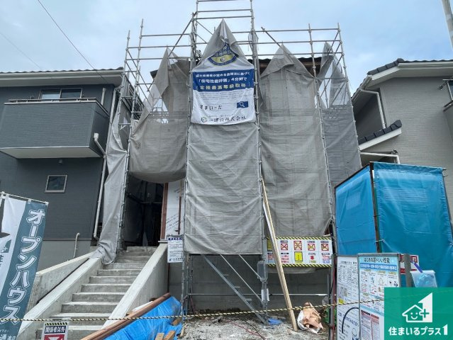 周辺は落ち着いた街並みの住宅地！子育てがしやすい住環境です！まだ未完成ですが、現地でしかわからない事もございます。是非一度ご覧ください。