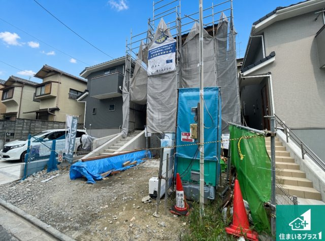 周辺は落ち着いた街並みの住宅地！子育てがしやすい住環境です！まだ未完成ですが、現地でしかわからない事もございます。是非一度ご覧ください。