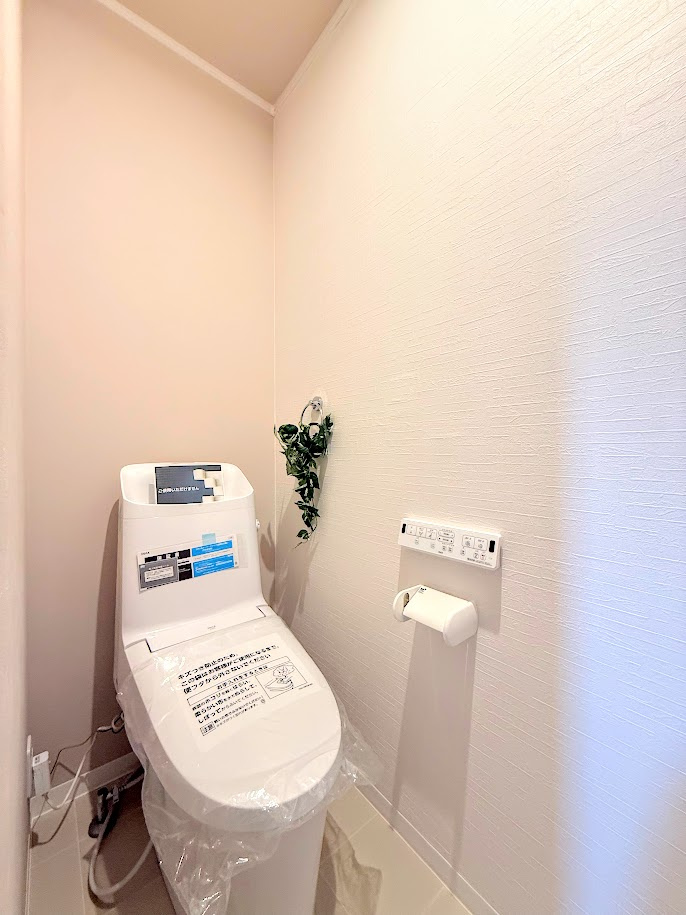 (モデルルーム写真)◆清潔感のある白を基調とした落ち着ける空間。小窓をもうけていますので、こもりやすい空気の入れ替えも簡単に行えますね！
