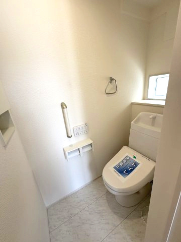 施工例。1階のトイレです。施工例は完成時と異なる場合があります。