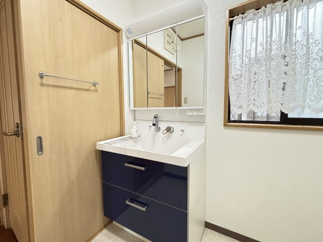収納付きの洗面化粧台は、使い勝手の良さと機能性を兼ね備えた仕様です。鏡裏や下部収納を活用することで、洗面周りをすっきりと整理整頓できます。窓もあり、明るく清潔感のある空間を保てるのもポイントです。