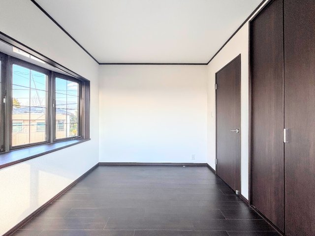 ◆室内はいつも明るい印象なので気持ちの良い朝を迎えられます。各部屋にはクローゼットを完備しており、収納が多いお家はすっきりして快適空間です。　