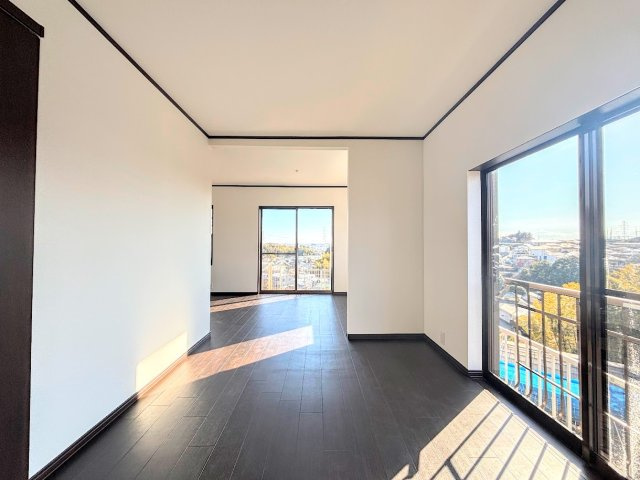 ◆気持ちの良い風が室内へ入り込む居室。家具を配置しても広々ご利用いただけます！！　