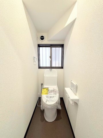 ◆清潔感のある白を基調とした落ち着ける空間。小窓をもうけていますので、こもりやすい空気の入れ替えも簡単に行えますね！　