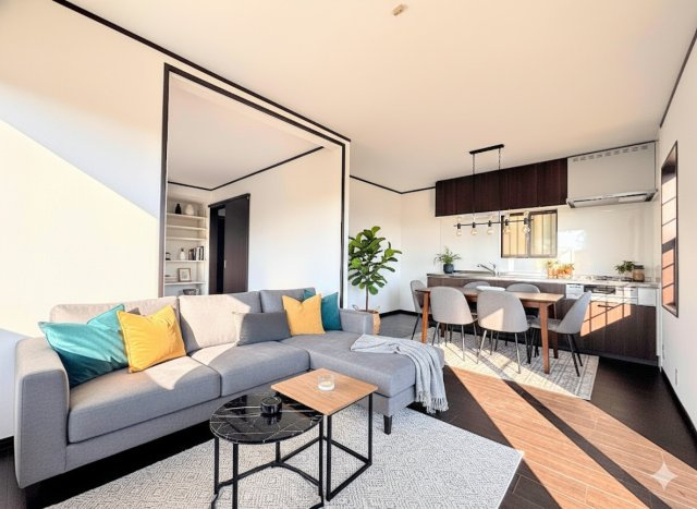 ◆家族で食卓を囲むダイニングスペースと、ソファでゆったりくつろぐリビングスペースがしっかり区切られているので家具の配置や用途を使いわけしやすいです。　(家具はイメージです)