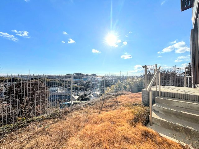 ◆お手入れのしやすいちょうどよいサイズ感のお庭付き。植栽や家庭菜園等多目的にご利用いただけるプライベート空間。　