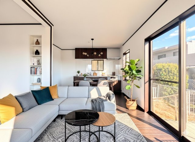 ◆一家だんらんのスペースとなるＬＤＫ。窓から明るい光が差し込み、思わず家族の会話も弾む快適な空間。　(家具はイメージです)