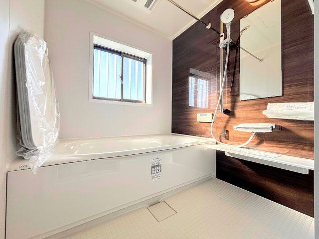 ◆お子様と一緒にバスタイムを楽しめる広々空間。浴室乾燥機付で心地よいバスタイムを実現します。　