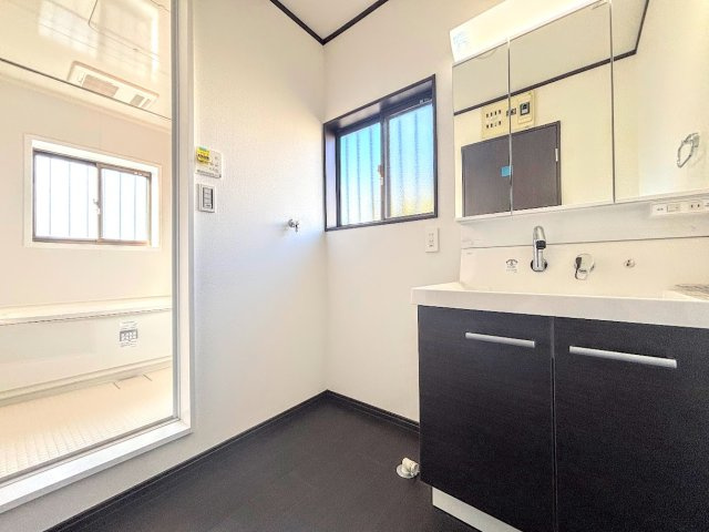 ◆毎日使う場所だから、機能的で使いやすさに配慮したパウダールーム。すっきりと使えるように収納も豊富にご用意しています。　