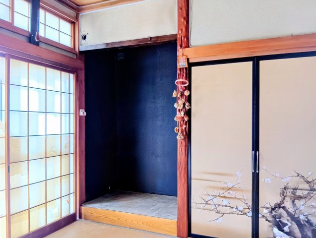 元押入を床の間として使用。季節の花や置物を飾る飾りスペースとして活用可能。客間として気品ある雰囲気に。