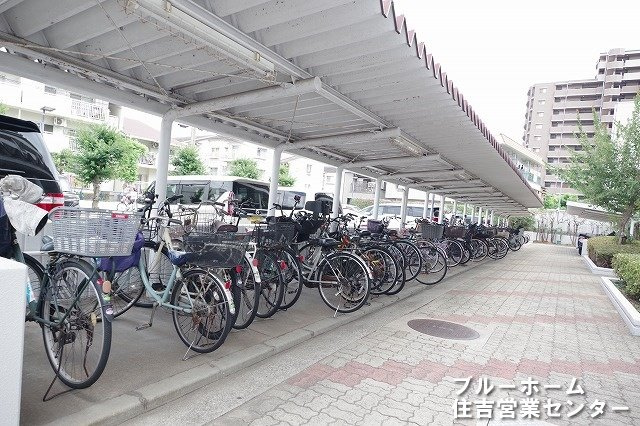 屋根付きの駐輪場がございます！