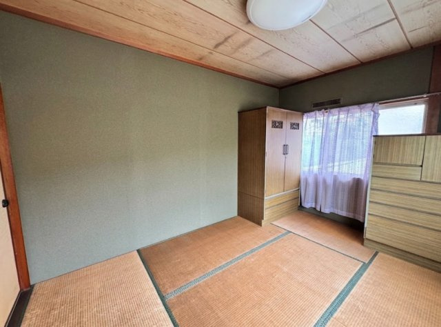窓が設けられているため自然光を取り込みやすく換気にも便利。畳のある和の空間は、ゆったりとくつろげるのも魅力。寝室や、趣味のスペースなどご家族のライフスタイルに合わせた多彩な使い方ができる一室です。