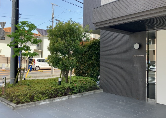 中庭（パティオ）とは、一つの建築物の内部に設けられた、壁などで囲われている庭のことを指します。コの字型、ロの字型が主流ですが、L字型の中庭もあります。最近では、インテリア性の高さからも人気があります。