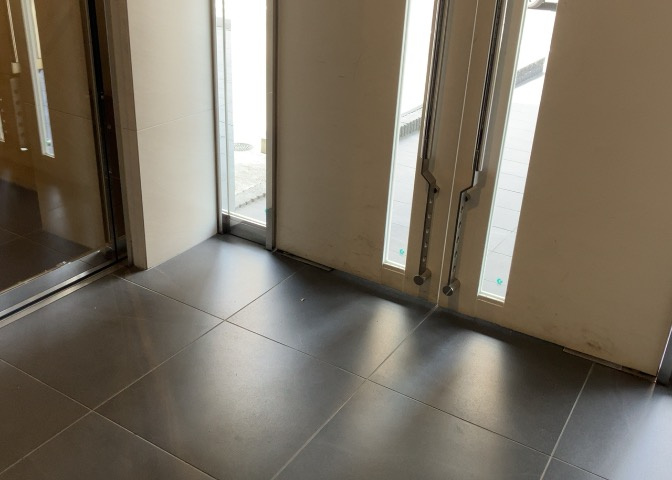 ロビーというと、エントランスと何がちがうの？と思いますよね。実はロビーとエントランスには明確な決まりはありません。物件によっては、エントランスを入って広がるある程度の広さのある空間がロビーとなります。