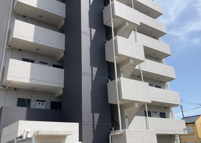 共用部分は、一棟の建物に住む区分所有者全員が共同で所有するとし、共用部分の管理、補修などは、区分所有者で形成される管理組合が行います。個人の判断で勝手に変更することはできませんので覚えておきましょう。