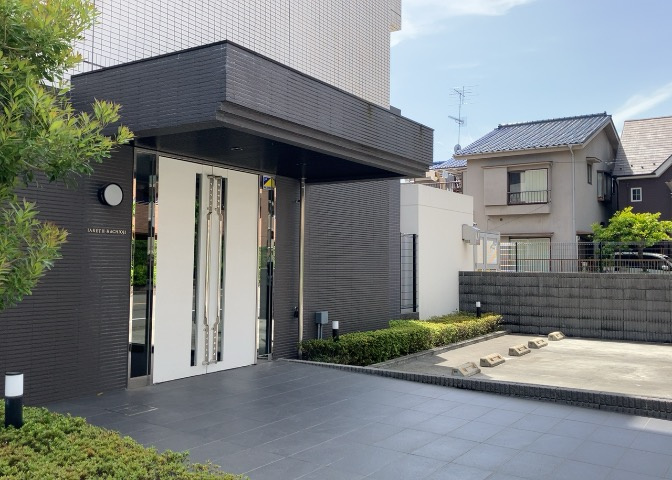 道幅が広い場所は日当たりや風通が良好です。幅が広いのですれ違いも可能ですし大きな車でも駐車可能！一方で、大型車が通ることも多くなるため交通量の増加により騒音に繋がります。また土地の値段が高くなります。