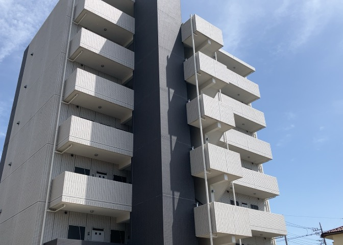 ＲＣ造、Reinforced　Concreteは直訳すると補強されたコンクリートです。主に柱や梁・床・壁が鉄筋とコンクリートで構成おり、鉄筋を組んだ型枠にコンクリートを流し込んで固めたものを指します。