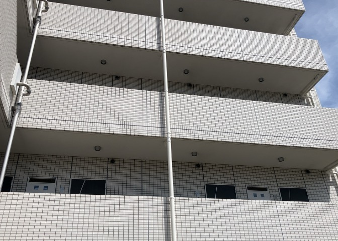共有部分は、住民なら誰もが使える設備のこと。例えば駐車場やエレベーター、インターネット設備、セキュリティ設備などがあります。他にも、マンションの廊下・外部階段やエントランス・ゴミ置き場などがあります。