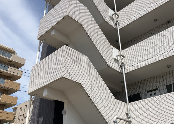 共用部分は、一棟の建物に住む区分所有者全員が共同で所有するとし、共用部分の管理、補修などは、区分所有者で形成される管理組合が行います。個人の判断で勝手に変更することはできませんので覚えておきましょう。