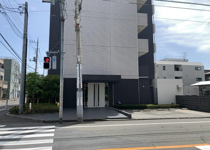 外観はマンション管理がされているかの目安になります。築年数が古いと、壁面は劣化してひび割れが生じることも！建物が古びていても細かいところが修繕されていると、きちんと管理されているなぁと感じるでしょう。