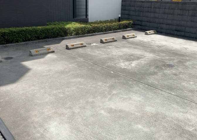 駐車場と明記されていても、最小スペースでつくられた駐車場だと大型車は駐車できなかったり、出入りしにくくなったりする可能性があります。お車のサイズと購入したい物件の駐車場のサイズを現地で確認しましょう。