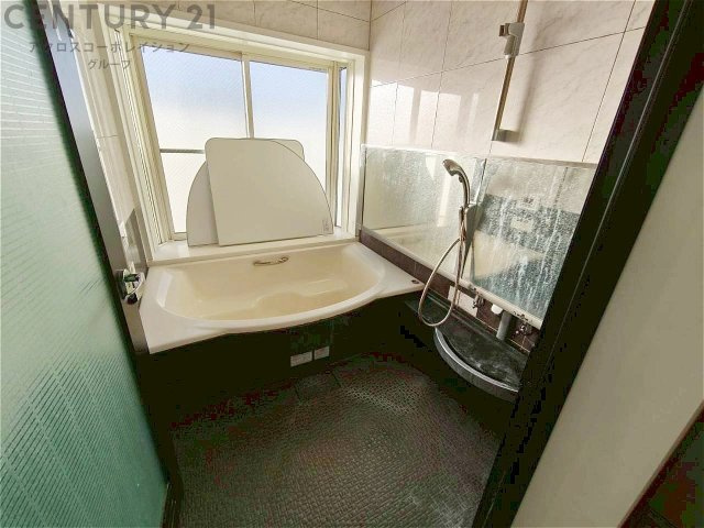 ユニットバスは省スペースでありながら、シンプルな設計と使いやすさを備え、簡便なメンテナンスが可能です。窓付きで換気にも便利です。またミラー・小物置き場もあり便利です。　