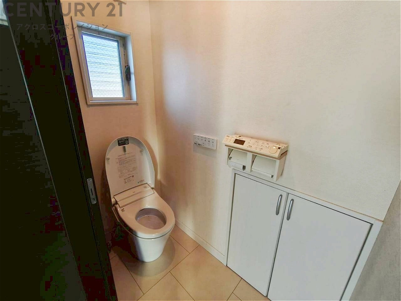 温水洗浄便座付トイレは温水洗浄機能により、暖かい水でおしりを洗浄することができ、冷たい水を使う従来の便座に比べ、温水洗浄機能で暖かいトイレを提供し、快適な使用を可能にします。　