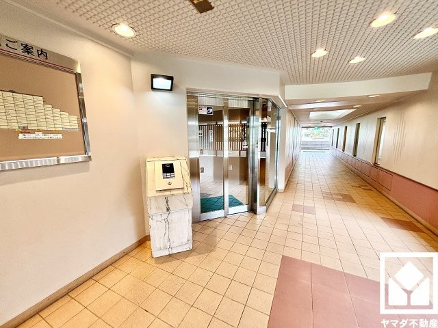 安心・安全な暮らしをサポートするオートロックシステムを備えています。TVモニター付きインターホン対応です。