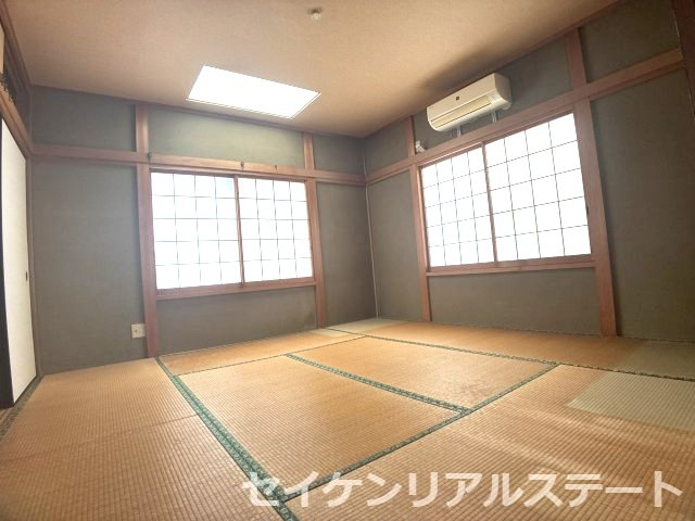 トップライト付き、明るい日差しが入ります