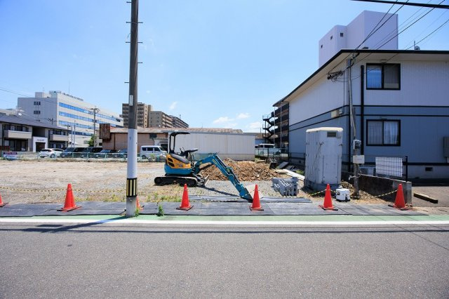 閑静な住宅街でかつ主要道路へのアクセスが良く、自然と生活利便性のバランスが取れたエリアです
