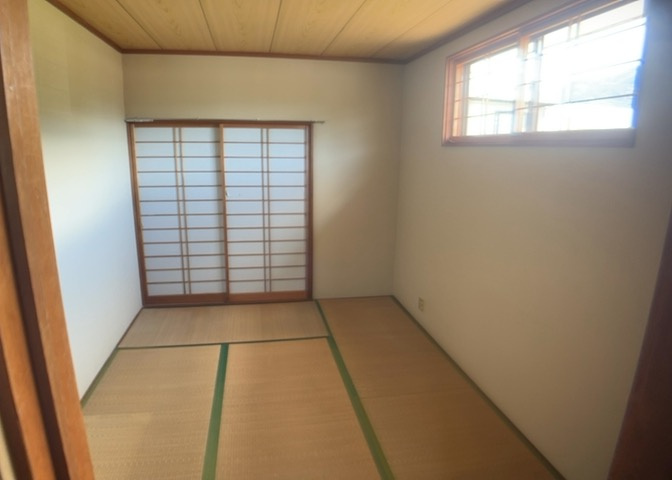 寝室でゆっくりと過ごすためにはベッド周りの適度な空間を担保することや窓の位置、照明の明るさ、寝室の広さなどを考える必要があります。自身や家族の構成とライフスタイルに併せて寝室にする部屋を選びましょう！