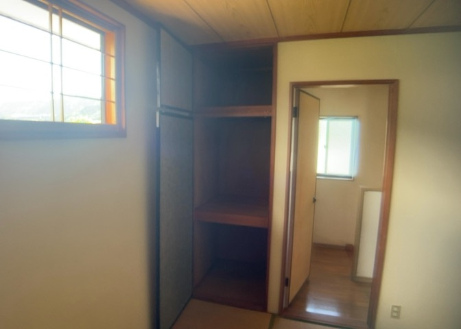 デザイン性を重視しすぎて収納が少なかった！なんてことにならないため、事前に現地で収納の数を確認しておくことをお勧めします。クローゼット以外にも床下収納や屋根裏収納、パントリーなどもチェックしましょう。