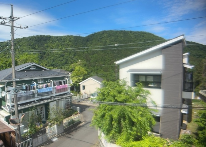 眺望を気にして物件を探す場合、前面に建物が建っていないか現地で確認しましょう！前面に建物があると景色はもちろん、日当たりや風通しにも影響が出てきます。住んだ時のことを想像しながら現地見学をしましょう。