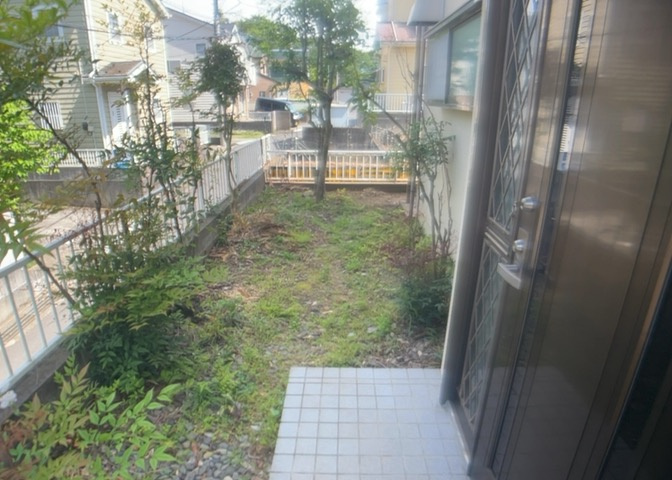 庭があることでガーデニングや家庭菜園はもちろん、こどもの遊び場やペットを放して遊ぶことができます。また、家の周囲に余裕があるということです。隣地との間があれば、十分な日当たりと、風通しが確保できます。