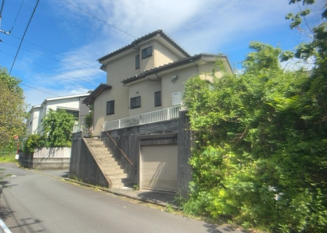 住宅用の土地では前面道路に2m以上接していなければならないと法律で定められています。しかし、お持ちの車のサイズやライフスタイルなどにより、2mでは利便が悪い場合もございますので、事前に確認しましょう。