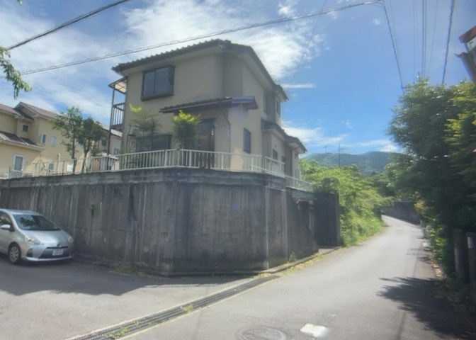 お持ちの車種によっては前面道路が広い方が便利でしょう。しかし、前面道路が広ければその分交通量が多くなるため、騒音などが気になる場合があります。実際に現地を見学し、周辺交通量や騒音などを確認しましょう！